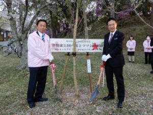 写真:津中央ライオンズクラブ桜・ツツジ植樹式1