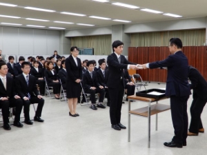 写真:新規採用職員 辞令交付式1