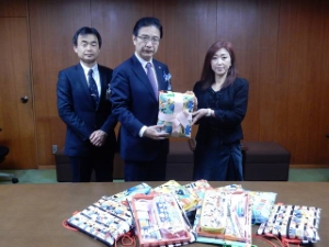 写真:フードバンク三重からの寄附贈呈式