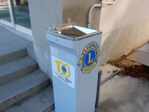 写真：ウォータークーラー及びテント贈呈式3