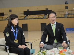 写真:金メダリスト奥野春菜選手
