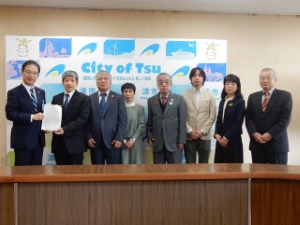 写真：津市総合計画に係る答申式