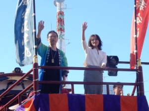 写真：夏菜さん一日船長櫂引渡し式1