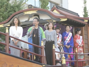 写真：夏菜さん一日船長櫂引渡し式2