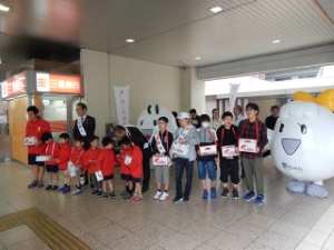 写真：津新町駅前街頭募金2