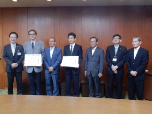 写真：日本たばこ産業株式会社東海支社からの寄附贈呈式