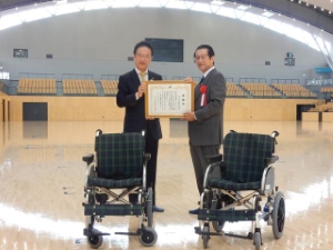 写真：ナブテスコ株式会社からの寄付贈呈式