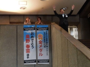 写真:懸垂幕の設置