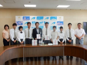 写真:白い小箱寄附贈呈式