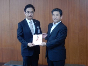 写真:津市緑化基金への寄附贈呈式