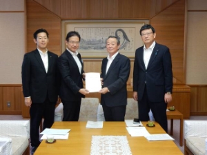 写真：舟橋裕幸議長、水谷隆副議長