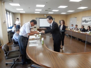 写真：津市景観審議会委員委嘱状交付式1