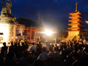 写真：「平和と感謝の祈り」とミニコンサート