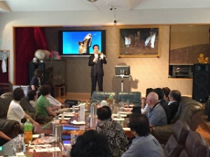 写真:高齢者のためのカラオケ大会