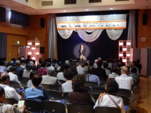 写真:歌と踊りの集い