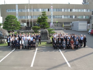 写真：友好提携記念碑前での記念撮影