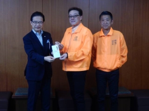 写真:津駅前ストリート倶楽部から津市緑化基金への寄付贈呈式