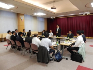 写真:津市長と津商工会議所青年部との懇談会