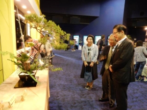 写真：池坊津支部「新旧のいけばな池坊花展」