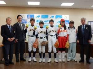 写真:国際親善小学生ソフトボール大会 出場選手