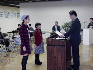 写真:谷川ことすが書道コンクール表彰式1