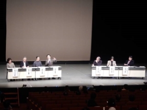 写真:「ようこそ森の劇場へ」舞台上座談会