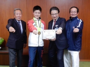 写真:空手道選手権大会優勝報告