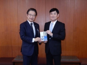 写真:「できる運送会社の事業継承バイブル」出版報告