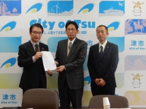 写真:津市廃棄物減量等推進審議会委員委嘱式2