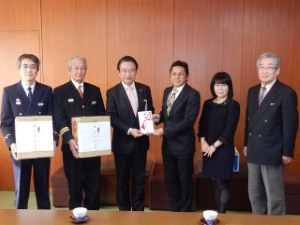 写真:激励品贈呈式