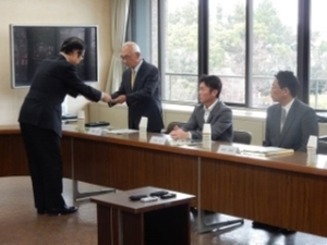 写真:津市廃棄物減量等推進審議会委員委嘱式1