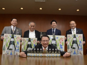 写真:名松線全線復旧1番列車ヘッドマークを使用した清酒発売