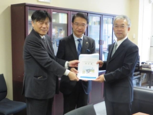 写真：菊地身智雄港湾局長