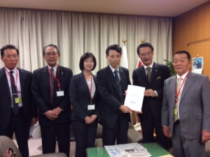 写真：水産庁　佐藤一雄長官