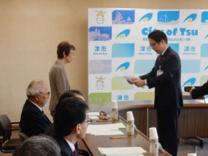 写真:津市特別職報酬等審議会委員委嘱式1