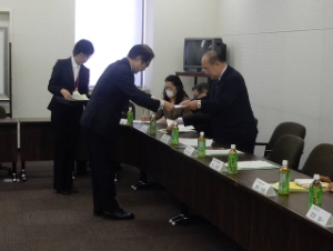 写真:津市介護保険事業等検討委員会委員委嘱式