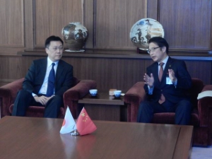 写真:鄧偉総領事