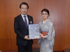 写真:絵本「伝えたい日本のこころ」出版報告