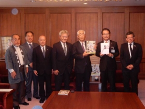 写真:津商工会議所からの寄附贈呈式