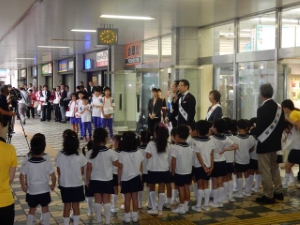 写真:津駅街頭募金1