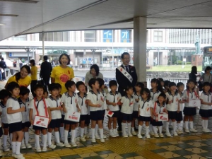 写真:津駅街頭募金2