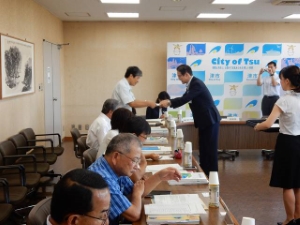 写真:津市総合計画審議会委員委嘱式1