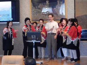 写真:高齢者のためのカラオケ大会