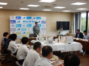 写真:「津市の農を考える会」との市長懇談会