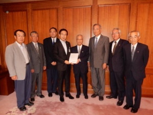 写真:「内閣総理大臣メッセージ」伝達