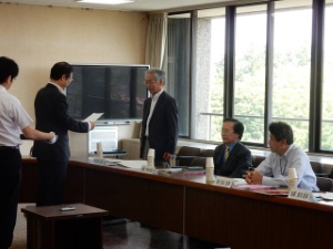 写真:津市地域公共交通活性化協議会委員委嘱式1