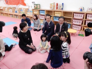 写真:「津市まん中こども館」視察