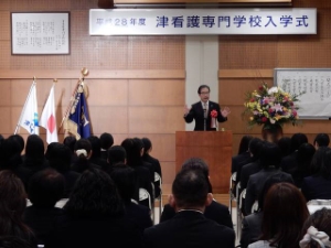 写真:津看護専門学校入学式