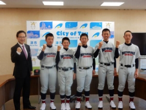 写真:硬式野球全国大会出場選手 来訪
