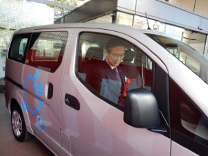 写真:電気自動車無償貸与式2